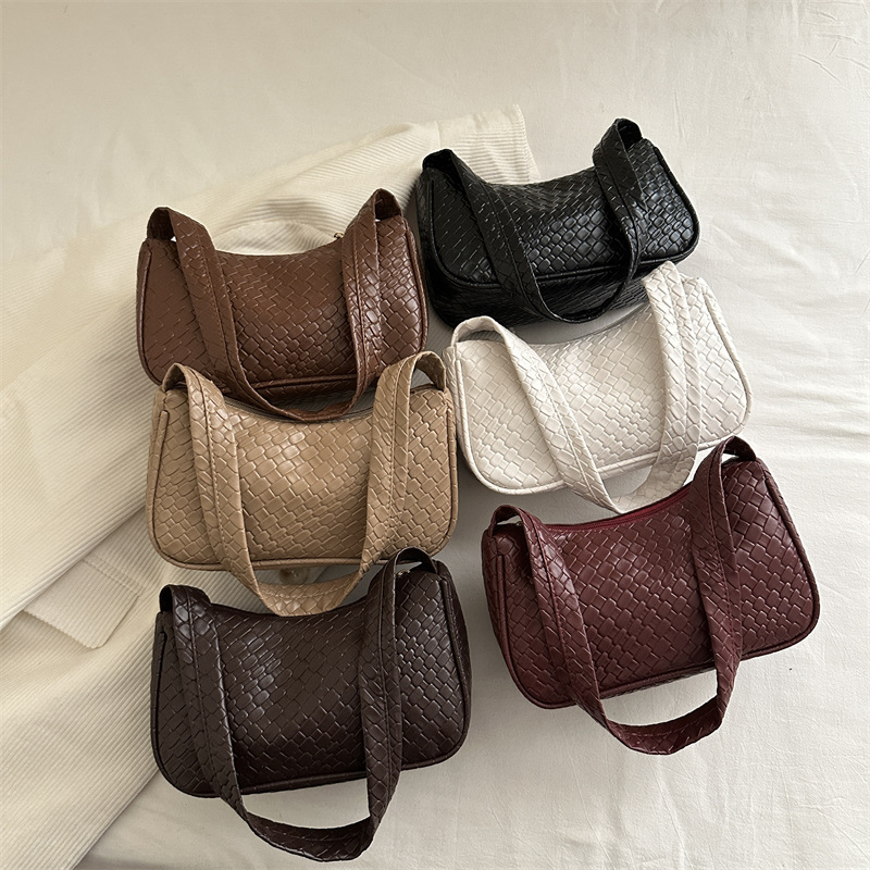 Forest-style simple and high-end quality baguette underarm bag for women 2025 new versatile woven single-shoulder handbag Application Scenario