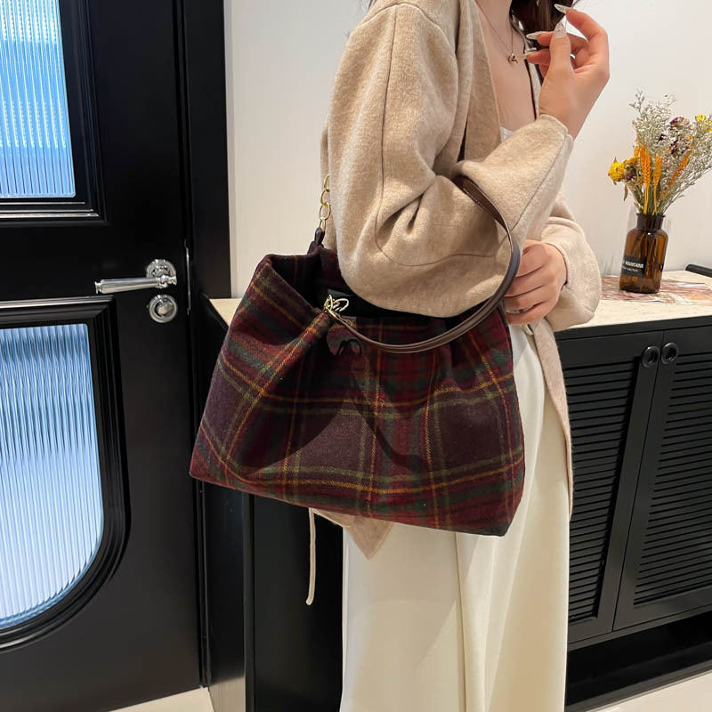 Tweed checkered underarm bag for women, 2024 new autumn and winter large-capacity tote bag for commuting, retro wool single-shoulder bag details Picture