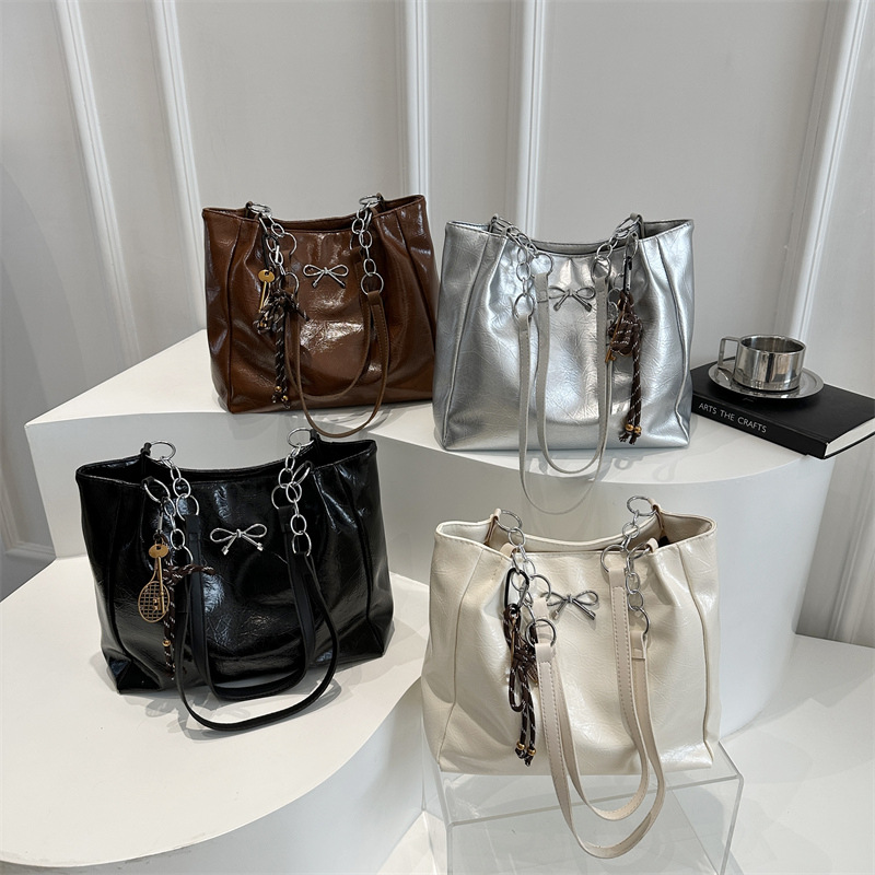 A new minimalist chain tote bag for women in 2025, a versatile single-shoulder crossbody bag Application Scenario