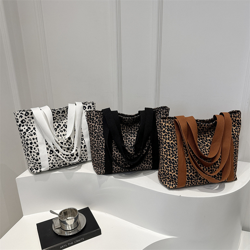 Leopard print canvas bag for women 2024 new style casual large-capacity trendy winter personalized single-shoulder commuting tote bag Application Scenario
