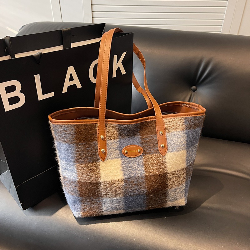 Large-capacity, stylish and trendy commuter 2024 winter new style woolen checkered single-shoulder tote bag for women full figure