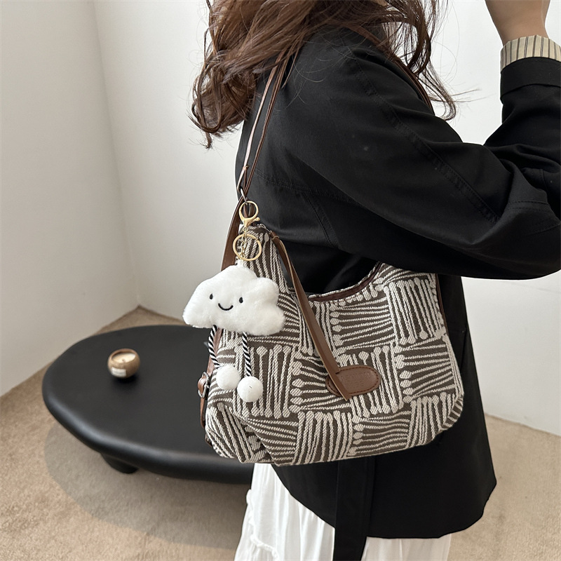 This character pattern 2024 Autumn new style fashionable, lightweight, casual, large-capacity, simple and stylish crossbody tote single-shoulder bag Specification drawing