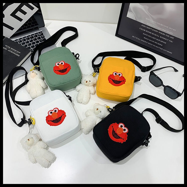 A new 2024 stylish and versatile single-shoulder crossbody bag with a large capacity. A cool and trendy Sesame Street sports bag for women on the street full figure
