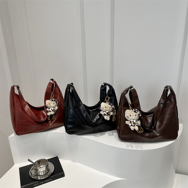 A new retro tote bag with a large capacity and versatile fashion crossbody for women's winter 2024, a niche Korean underarm bag Application Scenario