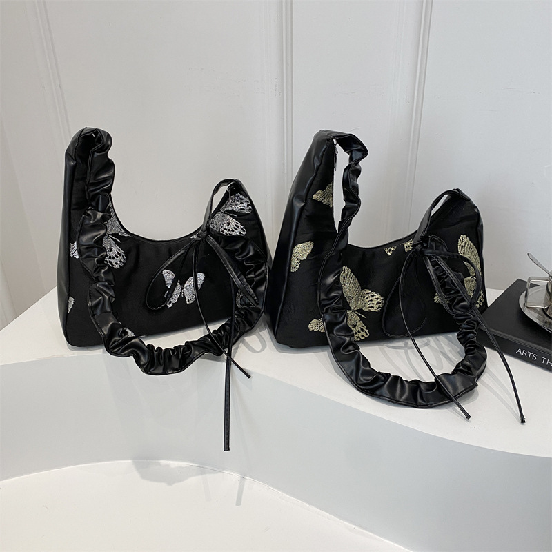 Fashionable and stylish lace underarm bag for women, new autumn/Winter 2024, bow pleated single-shoulder bag, commuter crossbody bag Application Scenario