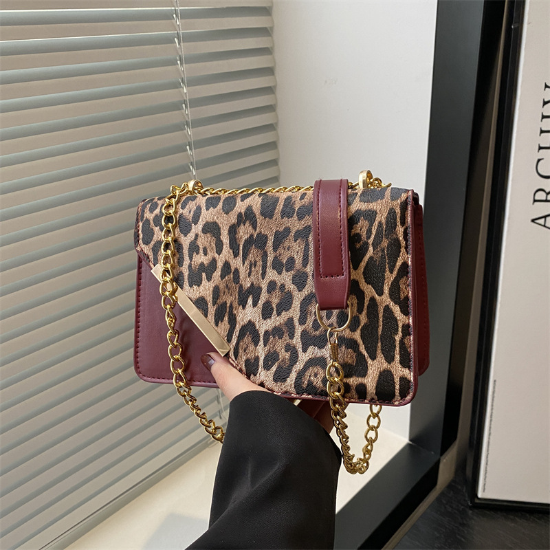 2024 New stylish and versatile single-shoulder crossbody bag with a high-end and niche design, underarm bag, women's leopard print small square bag full figure