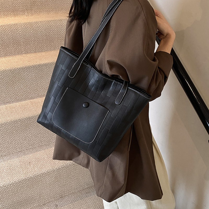 The new retro work commuting bag for winter 2024 features a stylish color-blocking large-capacity student single-shoulder tote bag details Picture