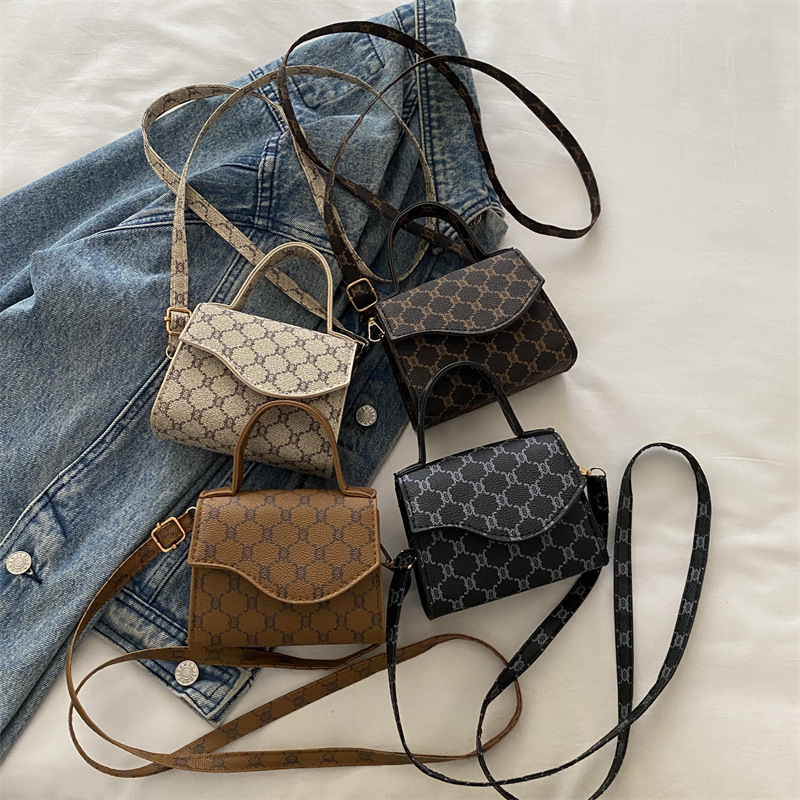 This 2024 new retro, simple and stylish autumn women's small square bag features a casual, trendy and elegant crossbody shoulder Application Scenario