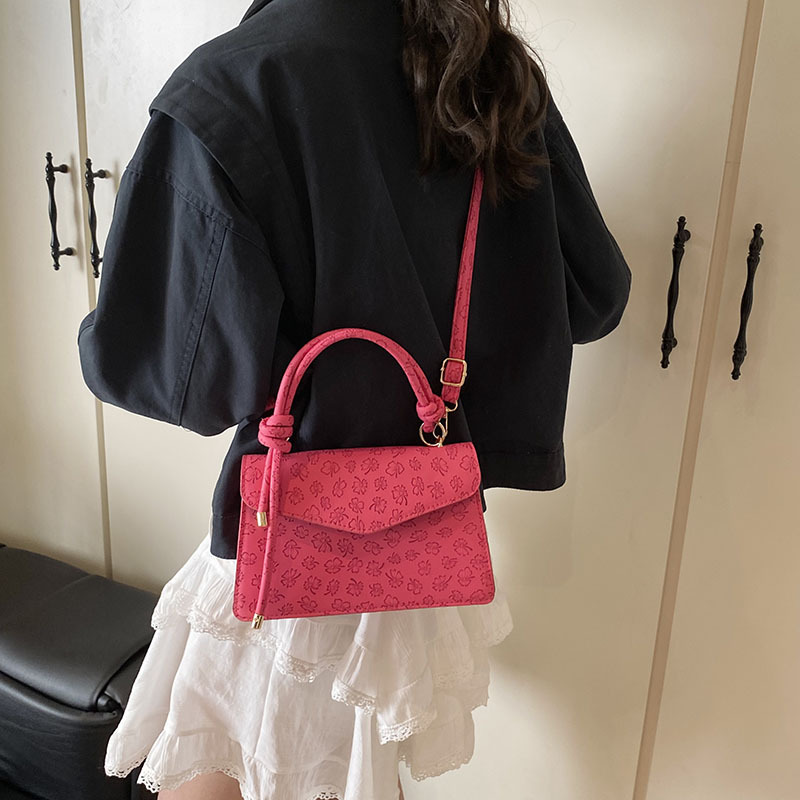 A new spring 2025 niche design bag, a fashionable and high-quality crossbody retro small square bag with simple embossed patterns Specification drawing
