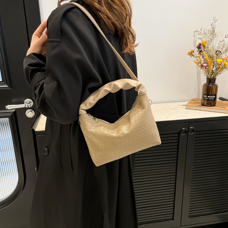 This is a new winter 2024 fashionable and simple solid-color handbag with a stylish and high-quality look. It's a single-shoulder crossbody bag and a dumpling bag details Picture