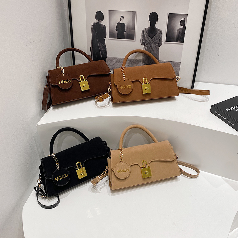 This is a stylish, retro, casual and fashionable single-shoulder crossbody small square bag with a unique lock buckle for women in the autumn of 2024 Application Scenario