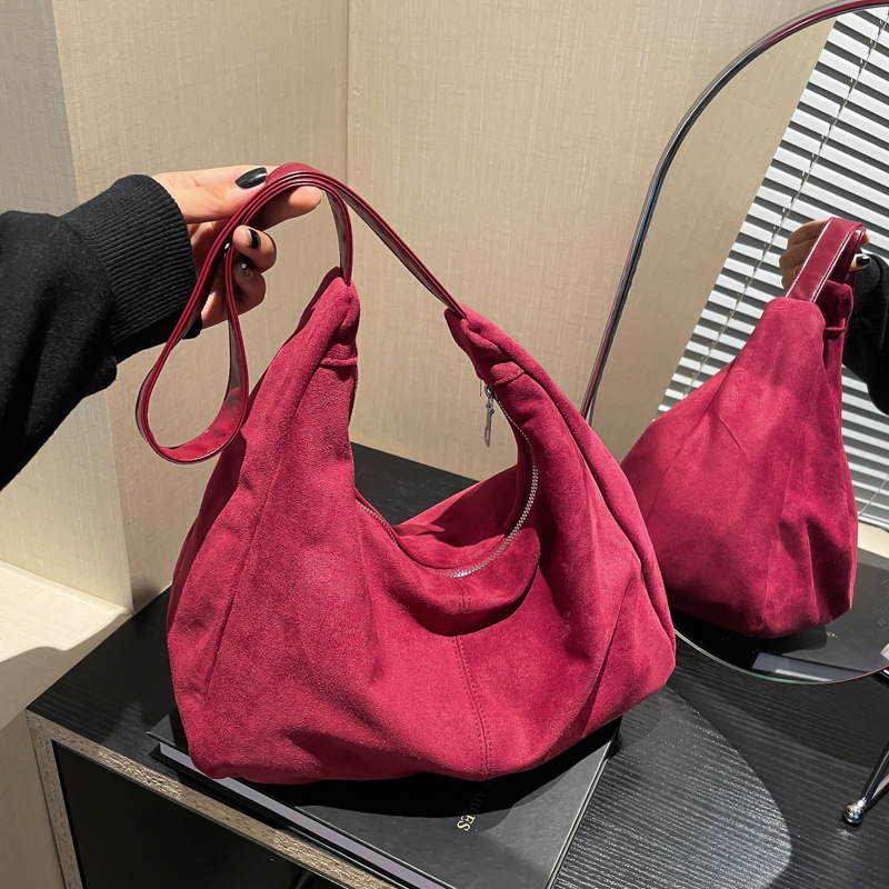 The 2024 new style of popular bags this year: women's soft-faced winter large-capacity commuter single-shoulder bag, matte crossbody bag for women full figure