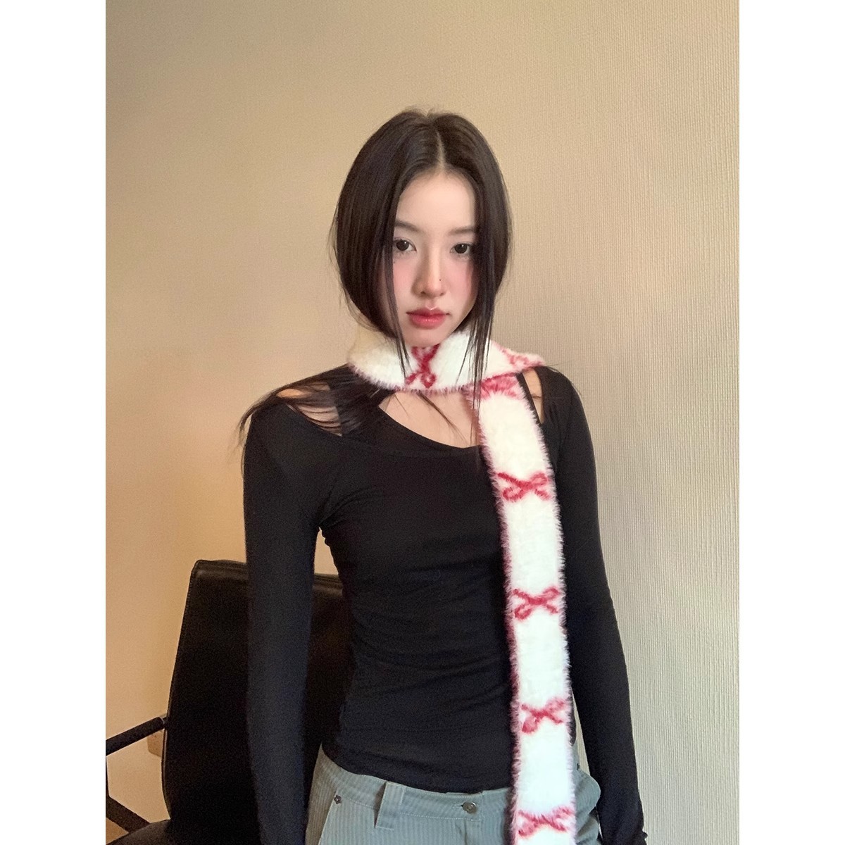 A narrow and long knitted scarf with a contrasting color bow, a Korean style Instagram autumn and winter fashion and warmth, a fluffy scarf for women details Picture