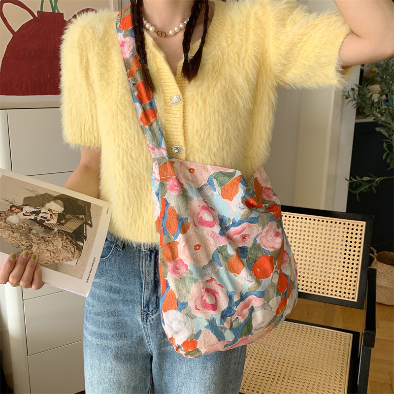 13165 Summer large-capacity commuting single-shoulder bag, new female college student canvas bag for class, crossbody underarm bag Application Scenario