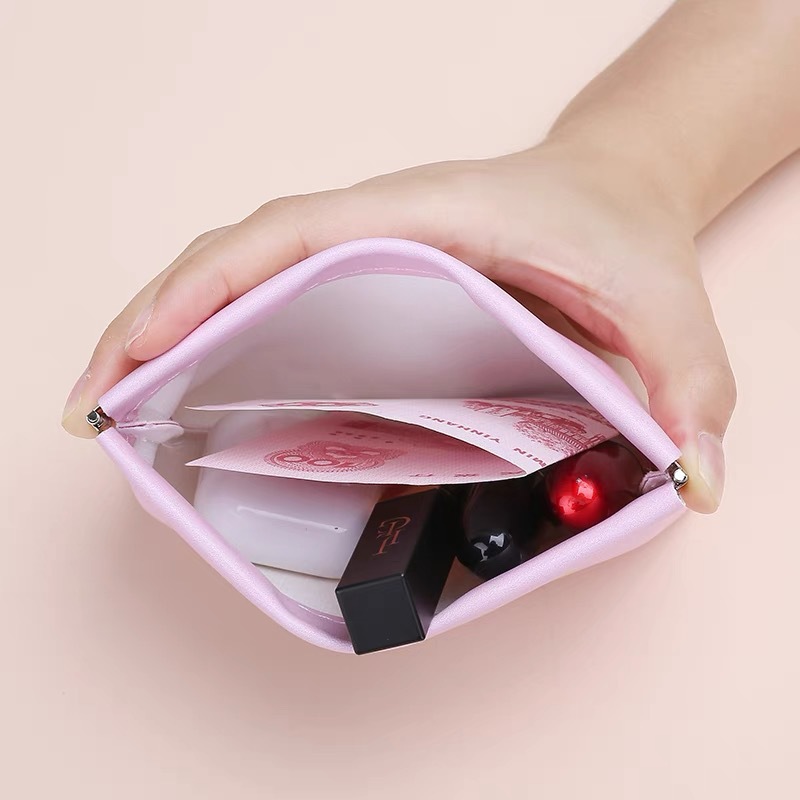 High-end and cute self-closing spring piece makeup bag, women's pressure-resistant portable lipstick storage bag, key coin purse details Picture