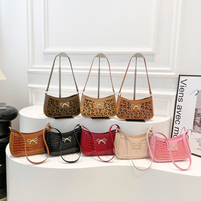 High-quality and fashionable bow hand-held small square bag for women, 2025 new commuter single-shoulder bag, crocodile pattern underarm bag Application Scenario