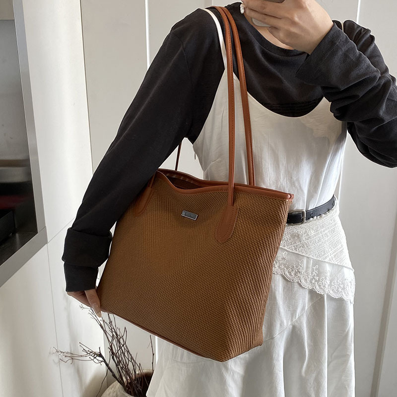 Cross-border high-end retro large-capacity single-shoulder bag for women 2025 new style, casual and versatile, commuting hand-carry underarm bag trend details Picture