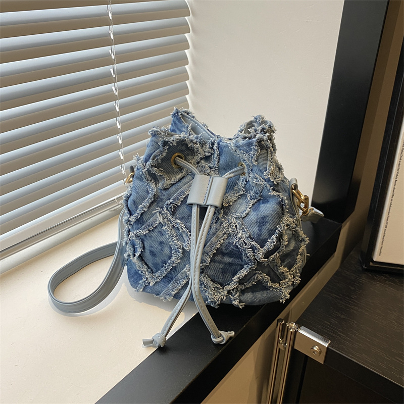 Diamond-shaped mini bucket bag 2025 Spring New Style simple crossbody bag for women, European and American trend drawstring tassel single-shoulder bag full figure