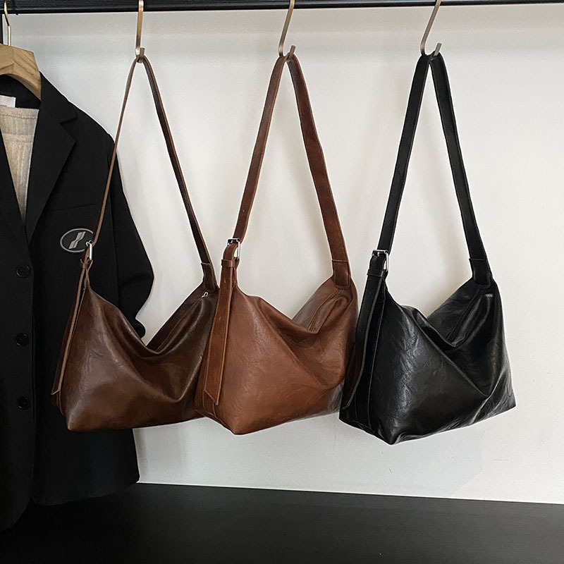 Large-capacity women's crossbody bag, 2025 new style, fashionable and high-end single-shoulder bag, spring commuting bag, large bag Application Scenario