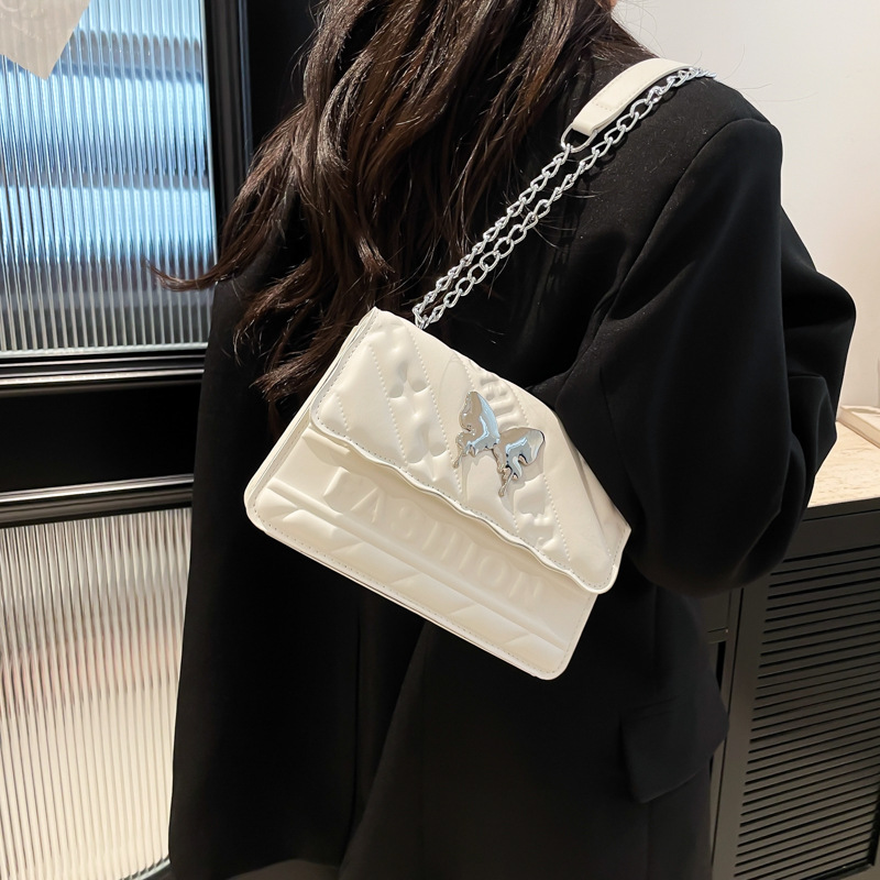 This year, the butterfly small bag for women's spring 2025 is in vogue. It's a stylish and versatile chain crossbody bag and a single-shoulder small square bag details Picture