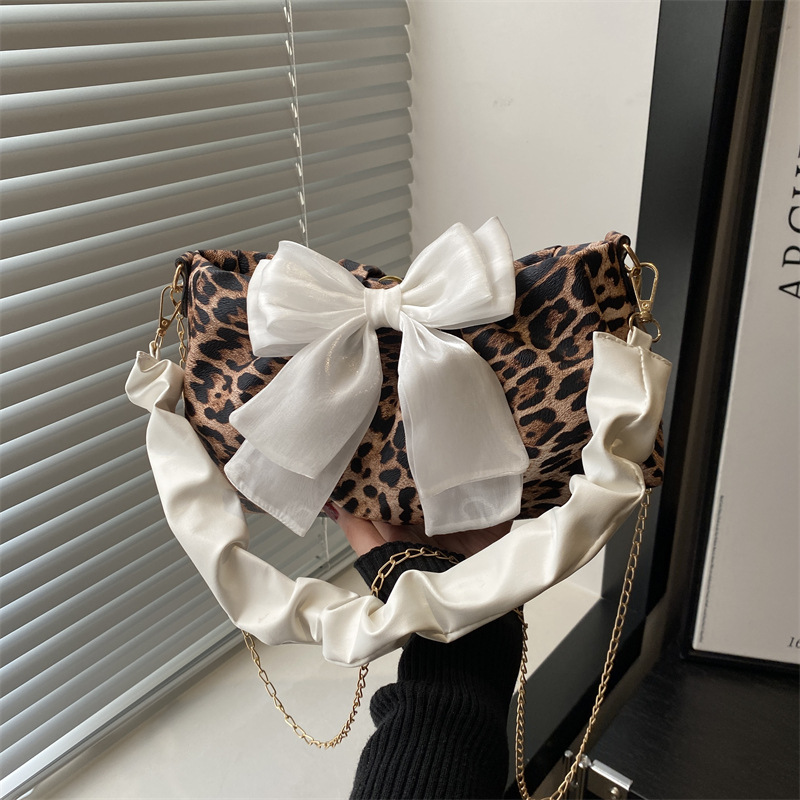 This year, a retro women's bag with a niche design is in vogue. It's a versatile, Instagram-chic single-shoulder crossbody bag for the spring of 2025 full figure