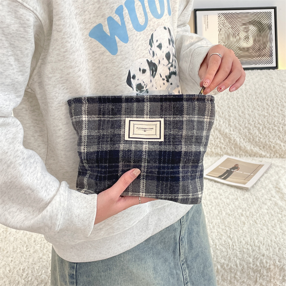 411251 Winter woolen retro check makeup bag, lipstick, loose change, toiletry and storage bag. The girl held the bag hand in hand Specification drawing