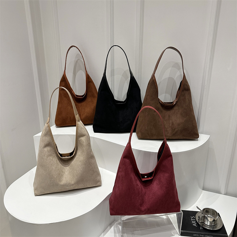 A new retro and individualistic commuter single-shoulder bag for winter 2024, with a large capacity, fashionable, simple and casual underarm tote bag Application Scenario