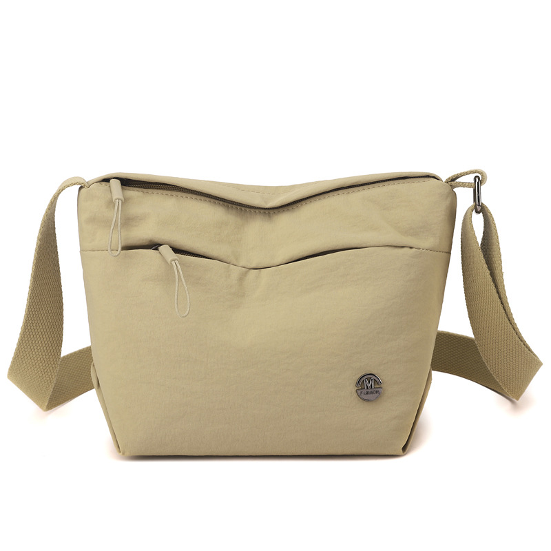 The new cross-border single-shoulder bag is a fashionable and popular women's bag with a high-end feel. It has a large capacity and is versatile. The crossbody bag is lightweight and waterproof Item Picture