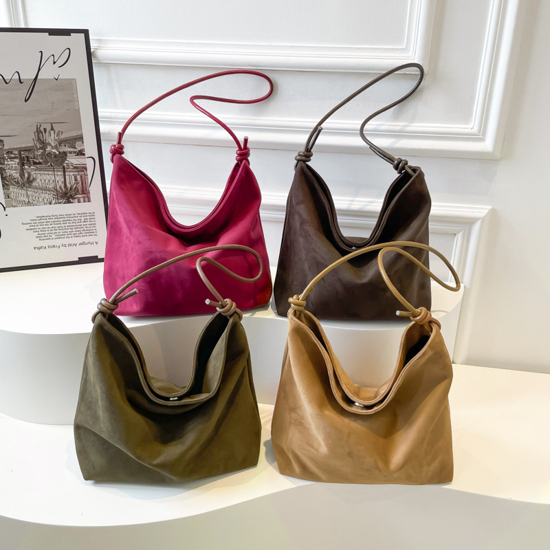 Retro casual commuting large-capacity bag for women, 2024 new autumn and winter suede tote bag, a niche and versatile shoulder bag Application Scenario