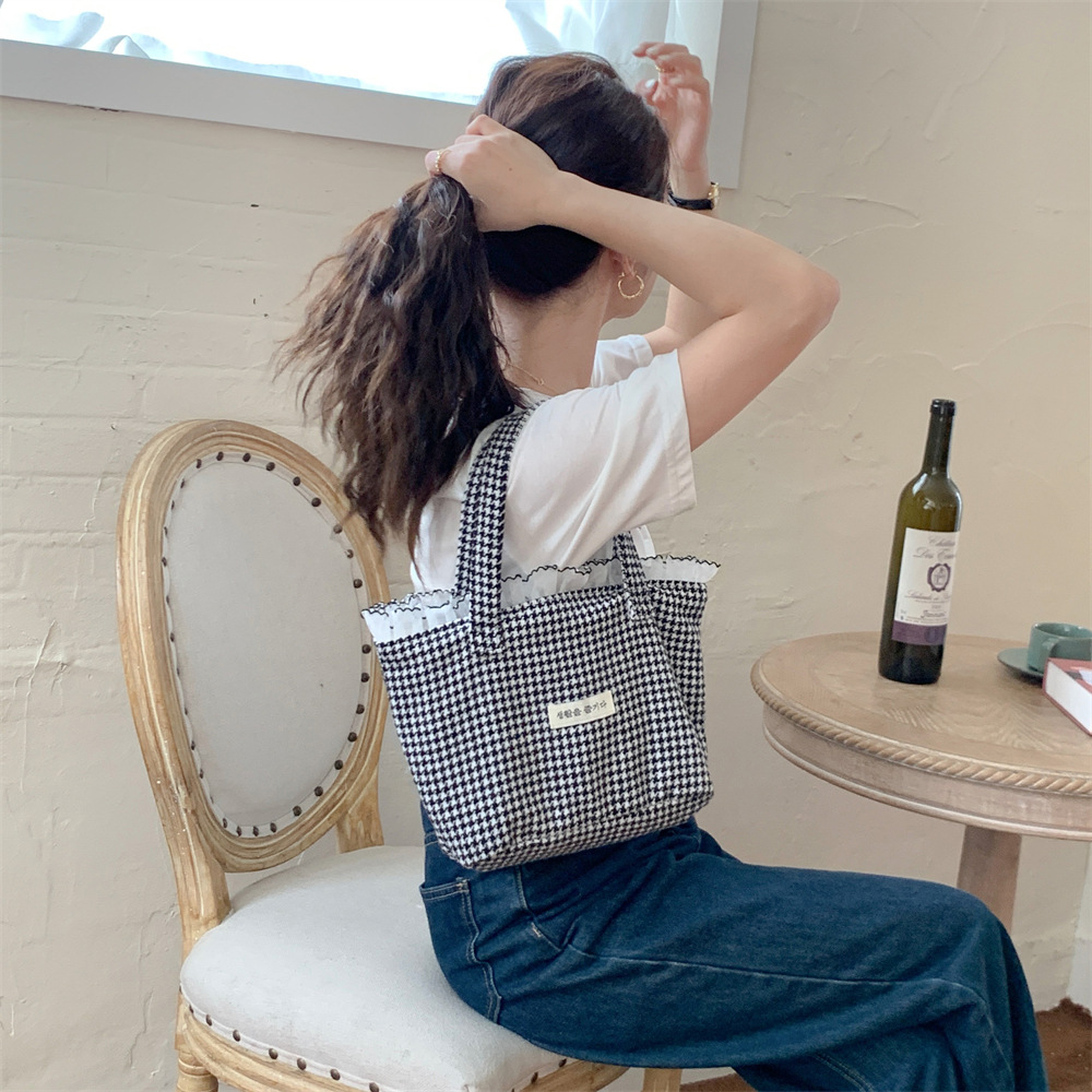 26222 Korean-style lace color-blocking handbag, retro lady's stroll bag, hand-held mommy bag, mobile phone bento bag Specification drawing
