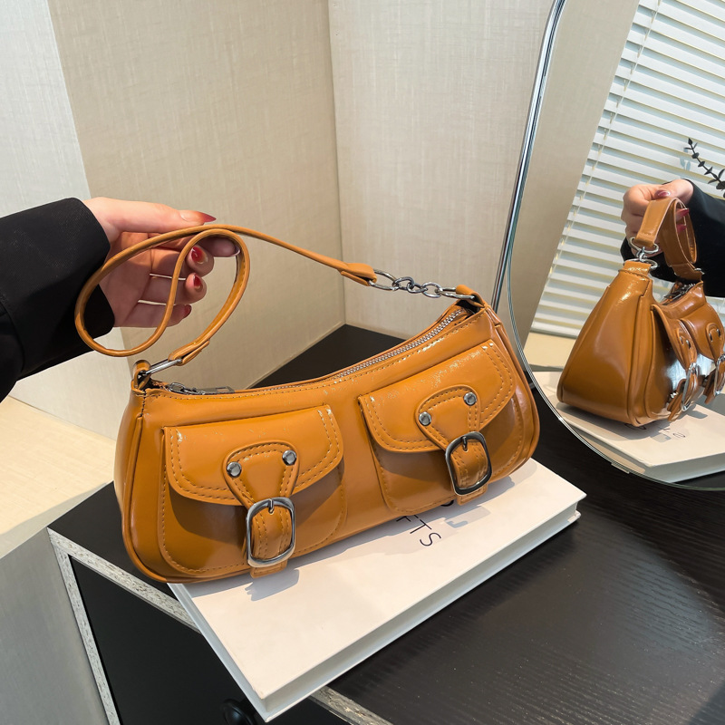 This year, the new spring 2025 stylish and niche crossbody bag for women is in vogue. It's a fashionable commuting single-shoulder bag full figure