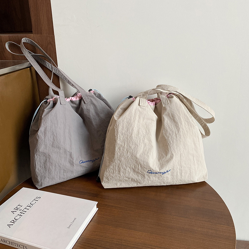 Casual and simple canvas bag for women, Spring 2025, large-capacity Korean tote bag, fashionable and trendy single-shoulder bag Application Scenario