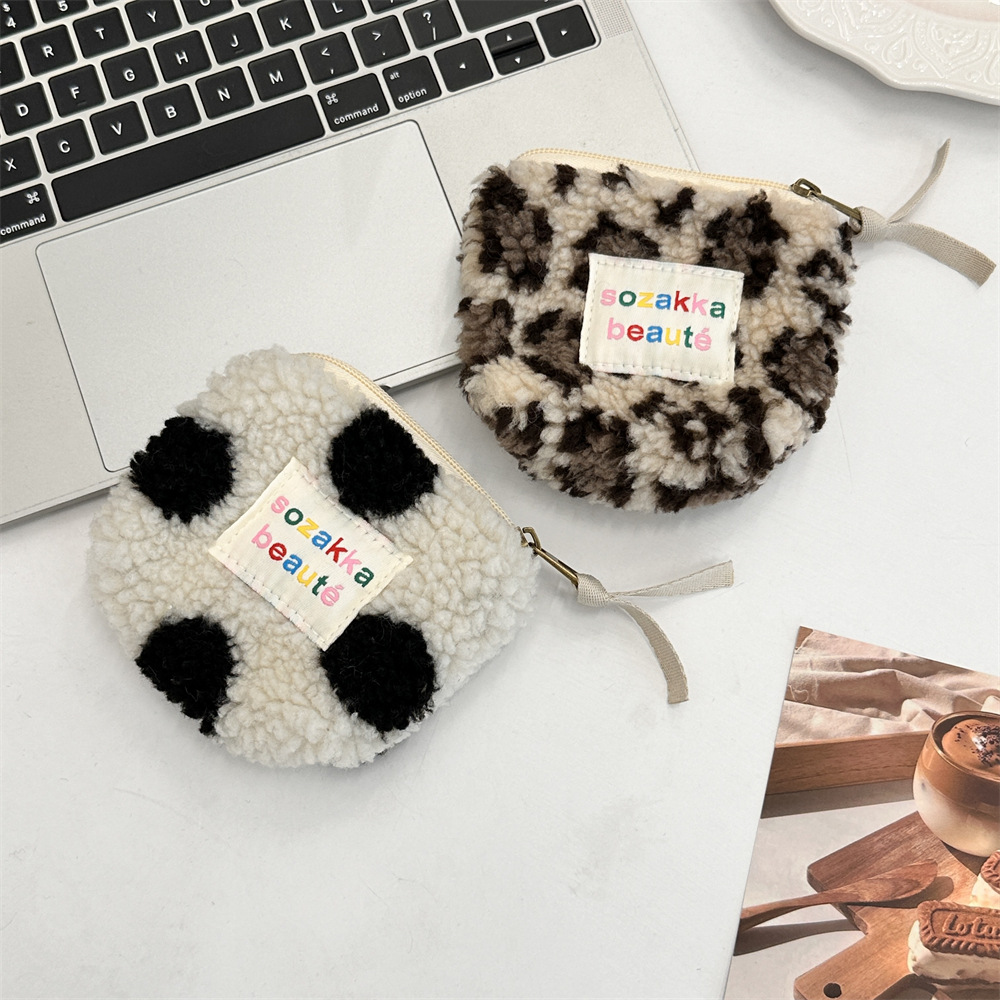 311202 Cute plush heart-shaped small bag, coin purse, earphone storage bag, lipstick and cosmetics storage portable bag Application Scenario
