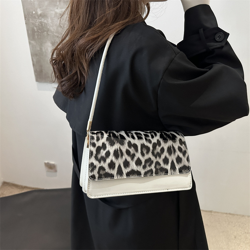 This is a new winter 2024 trendy and niche design for women, featuring a retro, casual and high-quality single-shoulder small square bag Specification drawing