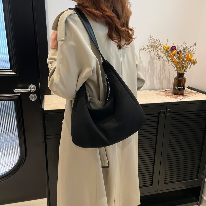 The 2024 new style of popular bags this year: women's soft-faced winter large-capacity commuter single-shoulder bag, matte crossbody bag for women Specification drawing