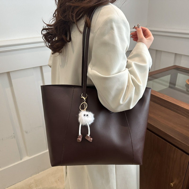 A fashionable, simple and casual commuter handbag with a new style. A simple Korean-style single-shoulder underarm bag and a stylish tote bag for women Specification drawing