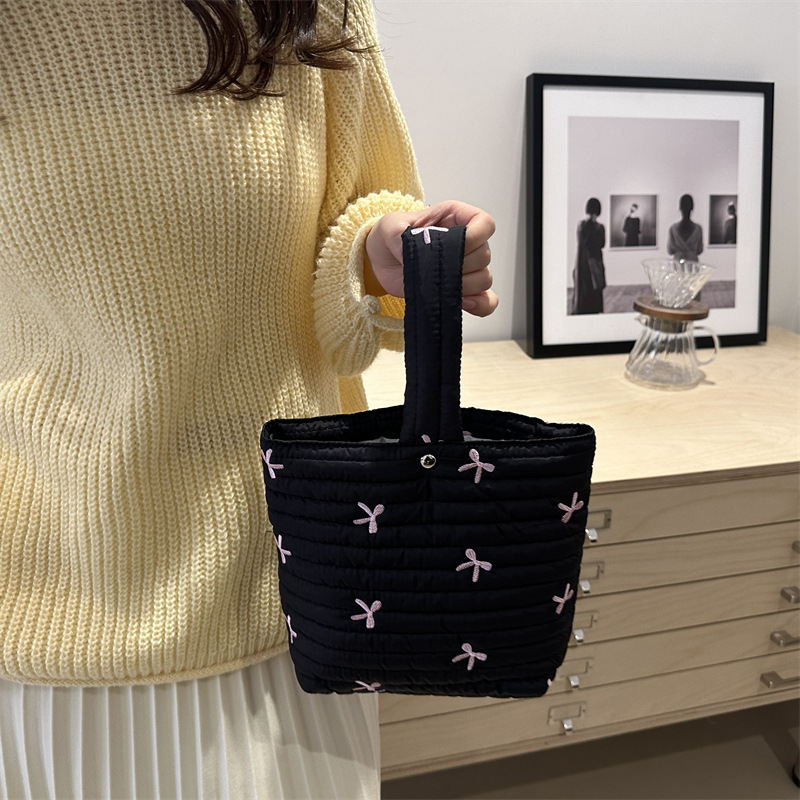 Embroidered butterfly cotton jacket bag for women 2024 New lightweight and versatile handbag, embroidered thread bucket bag Specification drawing