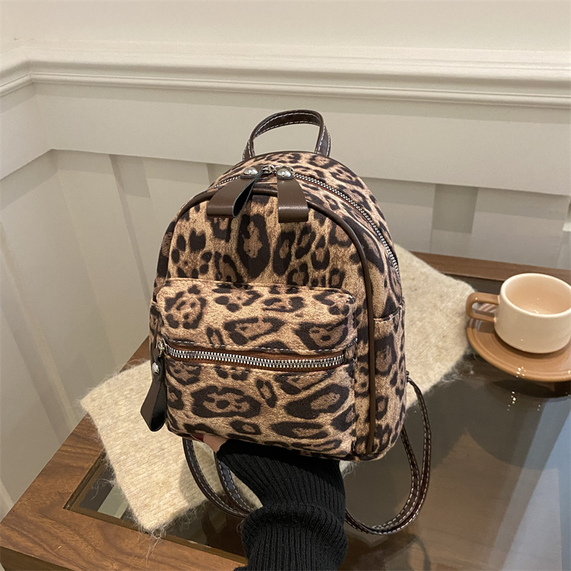 Retro leopard print backpack for women, 2024 new style, fashionable and versatile, student commuting crossbody bag, winter quality hand-held bag full figure