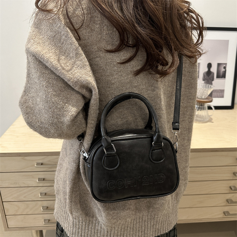 Korean niche hand-held bowling bag 2024 new style trendy bag, women's retro small square bag, versatile ins crossbody bag details Picture