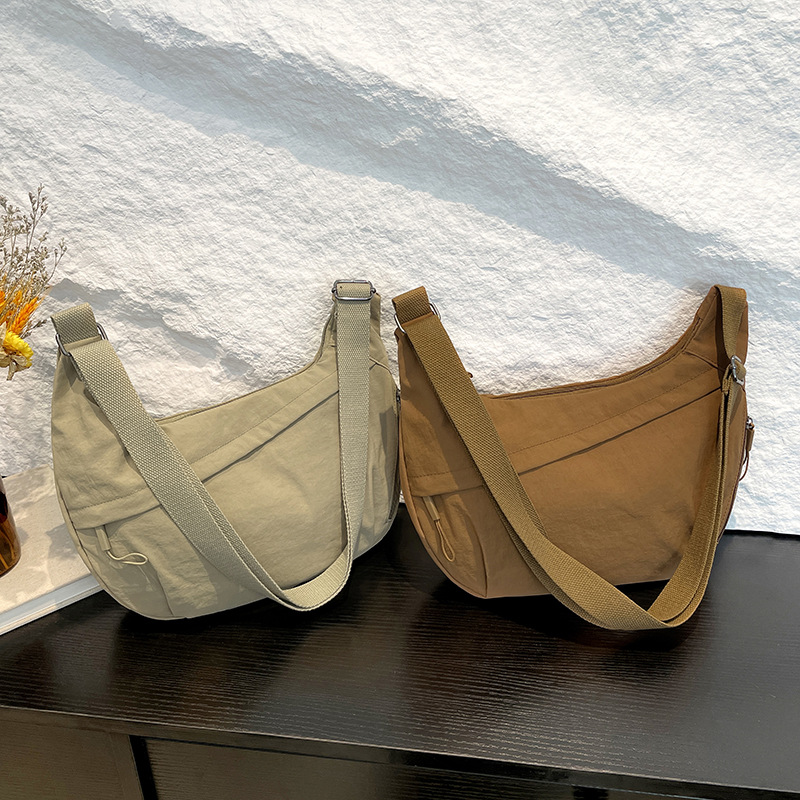 The 2025 new stylish and laid-back large-capacity crossbody bag, simple and versatile nylon women's bag, trendy and lightweight single-shoulder bag Specification drawing