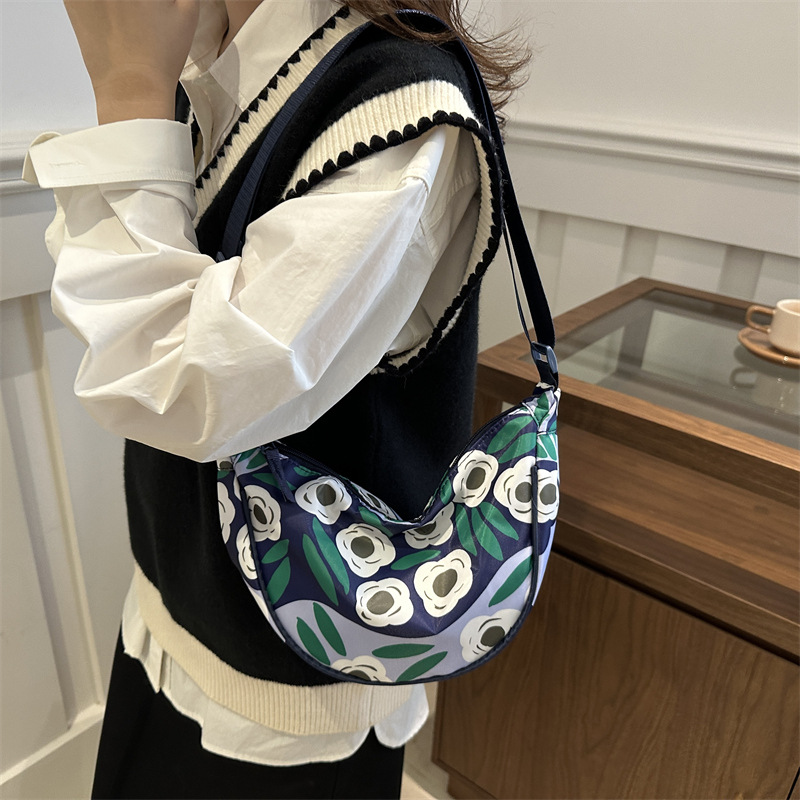 A high-quality commuting dumpling bag with a large capacity for casual wear, a new 2024 winter student Korean version single-shoulder crossbody bag details Picture