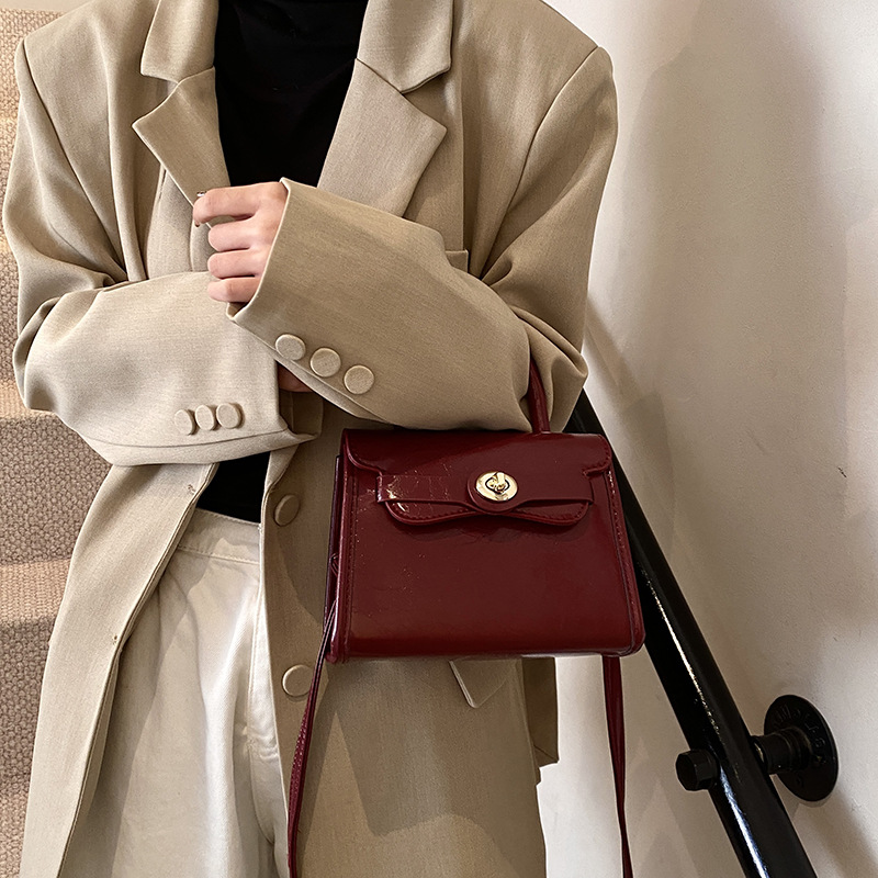 Simple and retro small square handbag 2025 Korean style retro fashion single-shoulder crossbody bag casual new women's bag details Picture