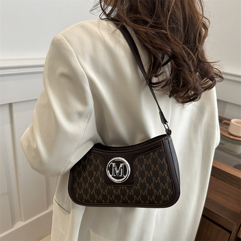 A new, stylish and artistic underarm bag for women in the spring of 2025. A small, unique and simple square bag with letch-printed crossbody Specification drawing