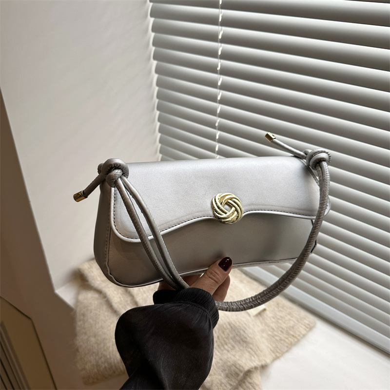 This year, a high-end and niche baguette bag for women is in vogue. The 2024 new versatile and fashionable chain underarm single-shoulder crossbody bag full figure