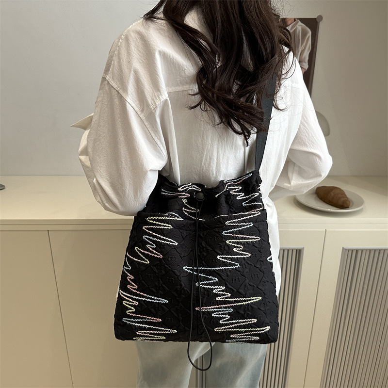 New Chinese-style rainbow striped embroidered bucket bag, 2025 new Summer diamond-shaped chain single-shoulder bag, stylish and trendy crossbody bag details Picture