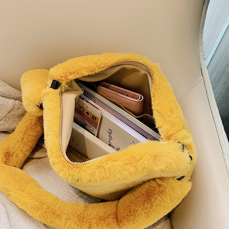 Solid color single-shoulder crossbody bag, new autumn and winter fashion hand-held plush bag, large capacity, versatile plush bag, one-piece consignment Application Scenario