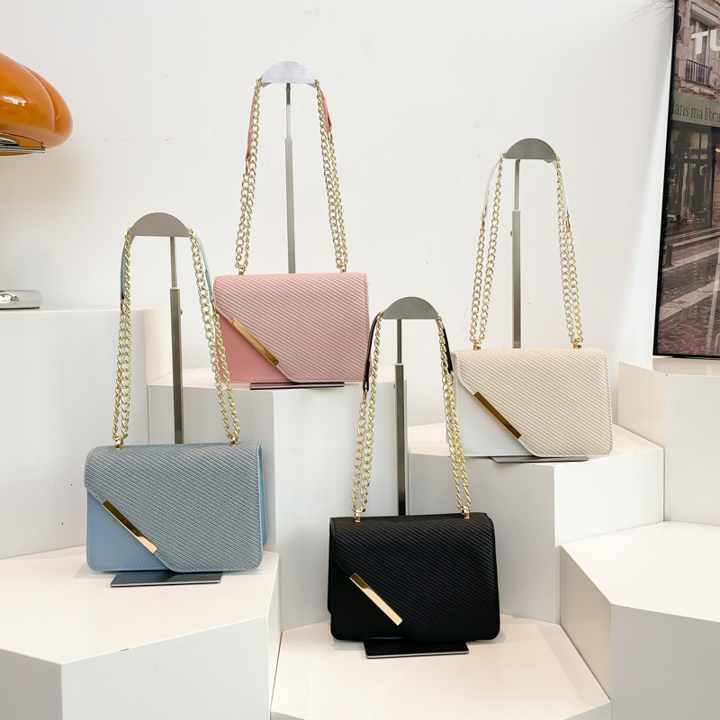 High-end quality chain small bag for women, 2025 new trendy Korean version, versatile and stylish small square bag for women, single-shoulder crossbody bag Application Scenario