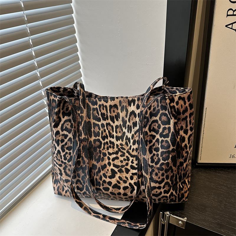 Spring large-capacity women's bag 2025 New laid-back style ins handbag, women's artistic leopard print single-shoulder bag tote bag full figure