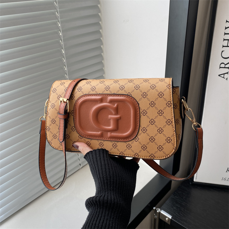 Fashionable and versatile single-shoulder bag for cross-border new spring, a trendy and versatile letter style underarm bag for women full figure