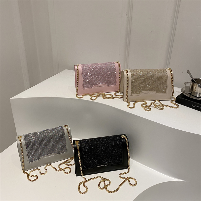 The 2024 new fashion chain single-shoulder crossbody bag is a versatile and stylish underarm bag for commuting Application Scenario